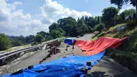 Jalan Saleh Danasasmita, Kota Bogor, Jawa Barat, sudah sebulan lebih ditutup akibat longsor pada awal Maret 2025. Warga menantikan penanganan cepat dari Pemkot Bogor untuk memperbaiki jalan di kawasan Stasiun Batutulis ini. (Liputan6.com/Achmad Sudarno)
