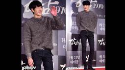Aktor Kim Wo Bin berpose dalam balutan sewater dan celana skinny jeans hitam di red carpet premier film Lee Min Ho, Gangnam Blues di Seoul Megabox, Selasa (20/1/2015)malam. (dramafever.com)
