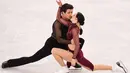 Aksi Tessa Virtue dari Kanada bersama pasangannnya Scott Moir saat bersaing dalam tarian bebas es skating pada Olimpiade Musim Dingin Pyeongchang 2018 di Gangneung Ice Arena di Gangneung (20/2). (AFP Photo/Roberto Schmidt)