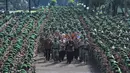 Jokowi berjalan ditengah barisan pasukan Kostrad saat mengunjungi Markas Divisi Infanteri 1 Kostrad Cilodong, Jawa Barat, Rabu (16/11).Presiden yang merupakan Panglima Tertinggi TNI ini disambut yel-yel 3.500 pasukan. (Biro Pres Kepresidenan)