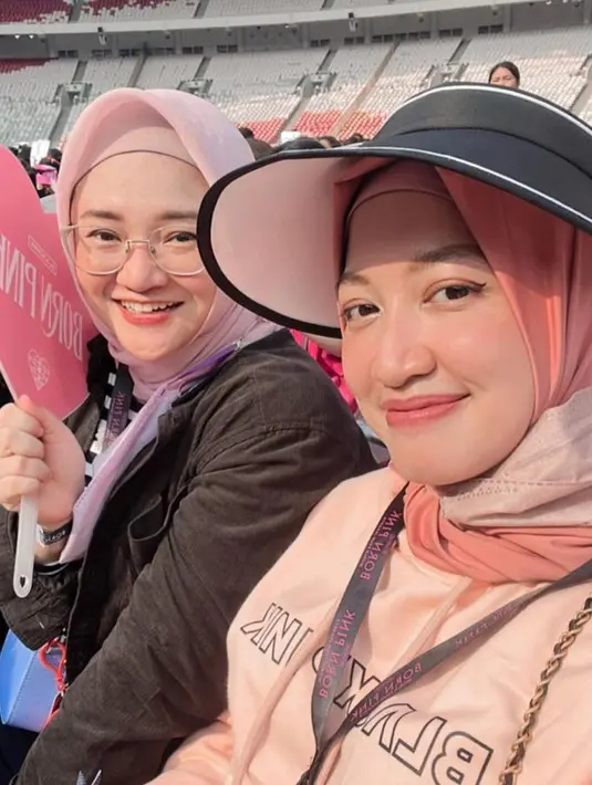 Dalam momen tersebut, Maissy tampil dengan gaya kasual. Wanita kelahiran 23 Maret 1990 itu mengenakan baju berwarna pink yang dipadukan dengan celana panjang hitam. Kini tampil mengenakan hijab, ia pun mempermanis penampilannya dengan memakai topi model caddy golf hitam. (Liputan6.com/IG/@pramaisshelarinda.md)