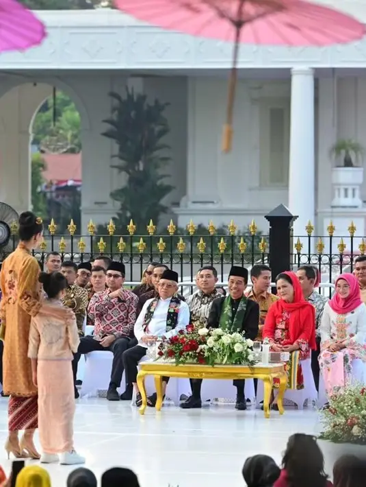 Acara Istana Berkebaya dibuka dengan pertunjukan tari kolosal Puspawarni Langgeng Jakarta. Dilanjutkan dengan peragaan busana kebaya oleh anggota Organisasi Aksi Solidaritas Era Kabinet Indonesia Maju, para menteri, dan wakil menteri wanita, para duta besar negara sahabat, para None Jakarta, Puteri Indonesia, Komunitas Wanita Berkebaya, jurnalis wanita, hingga siswi-siswi SMK. [Foto: Instagram/jokowi]
