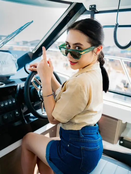 <p>Mantan kekasih Maxime Bouttier ini berpose di kursi kemudi Yacht. Dengan busana kasual, dia berpose dengan percaya diri. (Foto: Instagram/ prillylatuconsina96)</p>