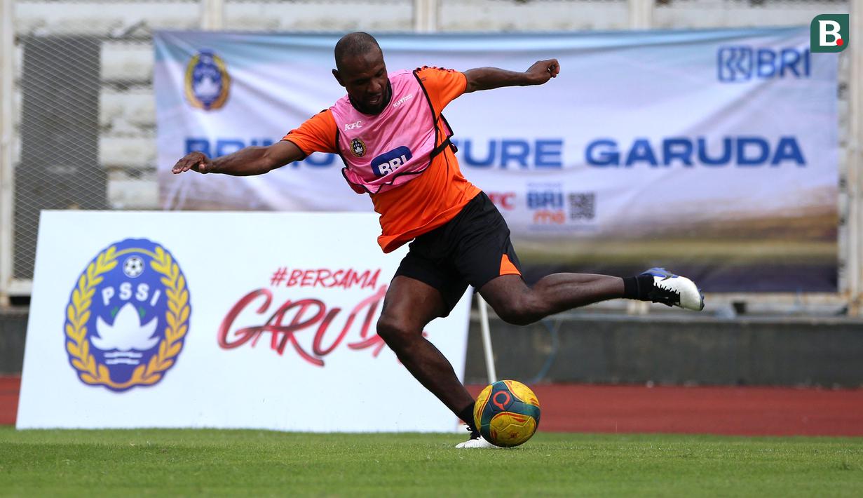 <p>Legenda sepak bola Prancis, Eric Abidal bermain pada acara puncak BRImo Future Garuda yang bertajuk FOURFEO Mini Tournament di Stadion Madya, Jakarta, Kamis (01/06/2023). (Bola.com/Bagaskara Lazuardi)</p>