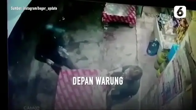 Aksi nekat dilakukan oleh seorang pria yang mencuri handphone seorang penyandang disabilitas saat sedang nongkrong di depan meja warung.