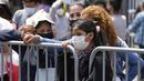 Orang-orang menunggu hasil tes PCR mereka untuk COVID-19 di sebuah pasar di Lima, Peru, Rabu (5/1/2022). Peru mengonfirmasi pada Selasa dimulainya gelombang ketiga infeksi virus corona di mana negara itu mencatat 309 kasus varian omicron yang sangat menular. (AP Photo/Martin Mejia)