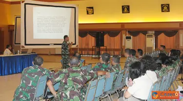 Citizen6, Surabaya: Pembinaan dan latihan berupa Penyegaran dan Penyuluhan Hukum kali ini mengusung materi UU No. 12/DRT/ 1951 tentang ancaman pidana penggunaan, kepemilikan dan pemakaian senjata api, amonisi dan handak lainya. (Pengirim: Penkobangdikal).