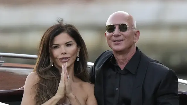 Lauren Sanchez Bezos dan Jeff Bezos berangkat dari hotel Aman selama perayaan pernikahan di Venesia, Italia pada Sabtu, 28 Juni 2025. (Foto AP/Luca Bruno)