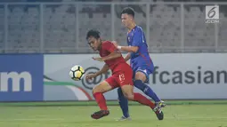 Pemain Timnas Indonesia U-19, Rachmat Irianto (kiri) berebut bola dengan pemain Chinnese Taipei saat laga penyisihan Grup A Piala AFC U-19 2018 di Stadion GBK, Jakarta, Kamis (18/10). Babak pertama berakhir imbang 0-0. (Liputan6.com/Helmi Fithriansyah)