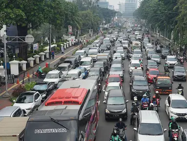 Sejumlah kendaraan terjebak kemacetan di sekitar lokasi pengalihan arus lalu lintas di Jalan Medan Merdeka Timur, Jakarta, Jumat (14/6/2019). Pengalihan arus dilakukan di sejumlah titik menuju Gedung Mahkamah Konstitusi terkait sidang perdana sengketa Pilpres 2019. (Liputan6.com/Immanuel Antonius)