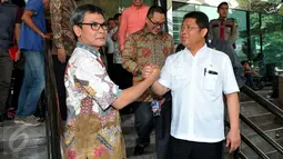 Menkominfo Rudiantara dan Plt Wakil Ketua KPK Johan Budi (kiri) melakukan salam komando di depan KPK, Jakarta, Selasa (6/10). Menkominfo mendatangi KPK untuk melakukan perpanjangan Perjanjian Kerja Sama mengenai penyadapan.(Liputan6.com/Andrian M Tunay)