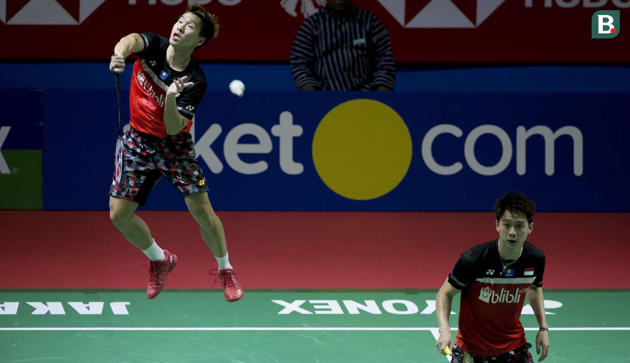 Aksi pasangan ganda putera Indonesia, Kevin Sanjaya / Marcus Fernaldi Gideon pada semifinal Indonesia Open 2019 di Istora Senayan, Jakarta, Sabtu (19/7/2019).

(Bola.com/Peksi Cahyo)