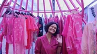 Chitra Subyakto, pendiri Sejauh Mata Memandang dengan koleksi terbarunya berjudul Puspa. (dok. Liputan6.com/Sabrina Aulia Putri)