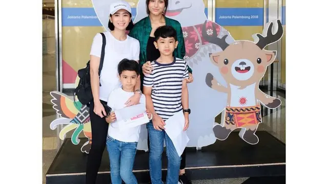 7 Potret Kebersamaan Bunga Zainal dan Anak Sambungnya, Bak Kakak Adik