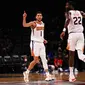 Selebrasi pemain Suns Devin Booker dan Deandre Ayton usai menang di lanjutan NBA (AP)