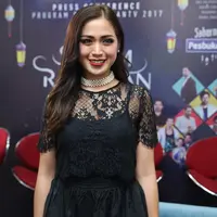 Presenter dan pemeran Jessica Iskandar enggan mengomentari terkait kabar nikah siri Raffi Ahad dan Ayu Ting Ting. Sebagai sahabat, ia melihat istri Raffi Ahmad adalah perempuan kuat. (Bambang E. Ros/Bintang.com)