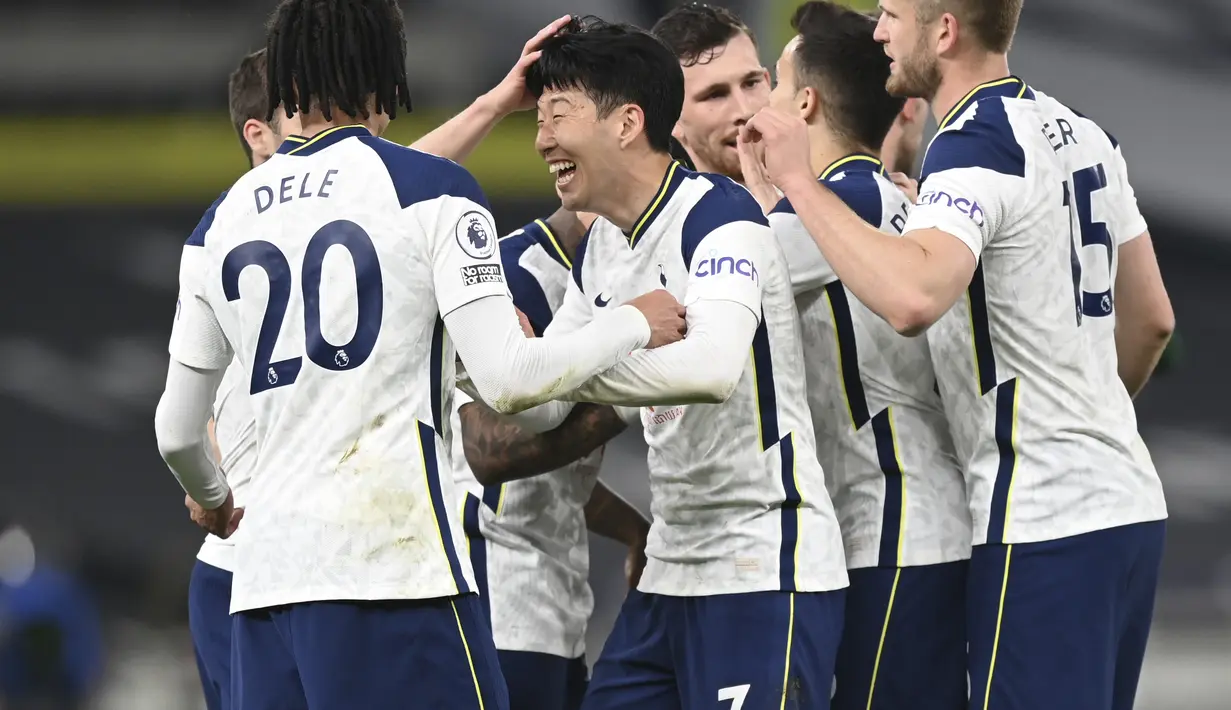 Striker Tottenham Hotspur, Son Heung-min (tengah) berselebrasi usai mencetak gol ke gawang Sheffield United pada pertandingan Liga Inggris di Stadion Tottenham Hotspur, London, Senin (3/5/2021). Kemenangan ini membuat Tottenham naik ke posisi kelima dengan raihan 56 poin. (Shaun Botterill/Pool via