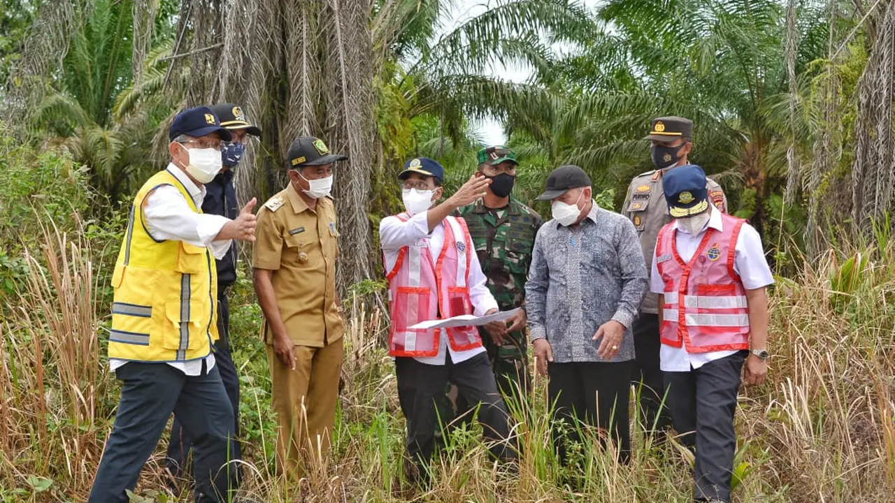 Menhub Budi Karya Sumadi, meninjau langsung lokasi calon Bandara Baru Penunjang Ibu Kota Negara (IKN) di Kecamatan Penajam, Kabupaten Penajam Paser Utara, Provinsi Kalimantan Timur. Dok Kemenhub