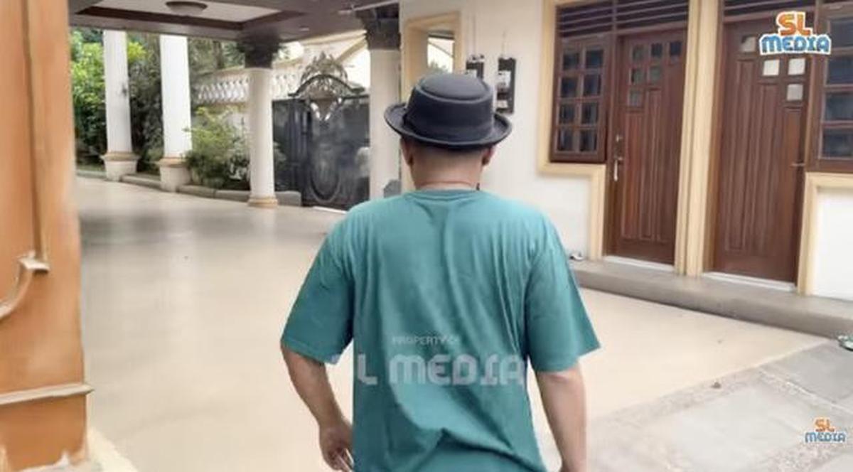 8 Potret Fasad Depan Rumah Sule: Megah, Elegan dan Penuh Karakter