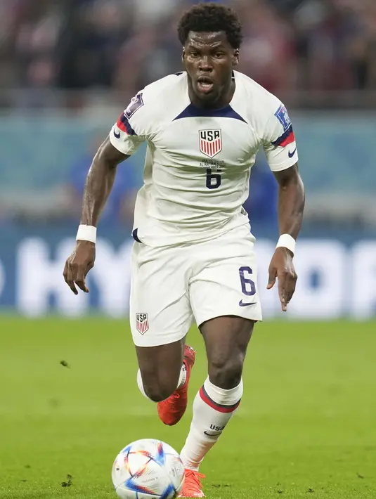<p>Gelandang Amerika Serikat, Yunus Musah membawa bola saat bertanding melawan Wales pada pertandingan grup B Piala Dunia 2022 Qatar di Stadion Ahmad Bin Ali di Doha, Qatar, Selasa (22/11/2022). Amerika Serikat bermain imbang dengan Wales dengan skor 1-1. (AP Photo/Darko Vojinovic)</p>