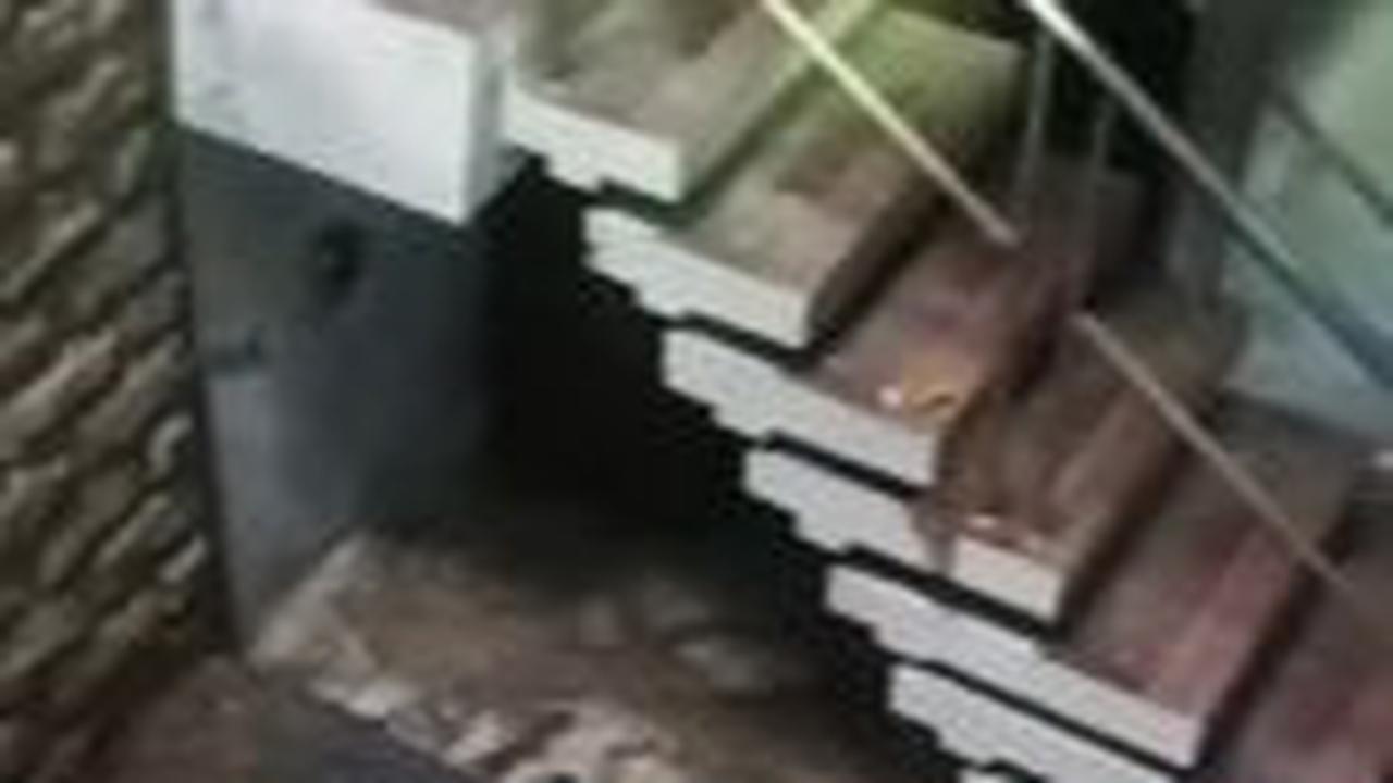 Saat masuk ke dalam garasinya, pria ini menemukan tangga akses ke lantai bawah. Ya, rumah ini seperti memiliki lantai di bawah tanah. <br>