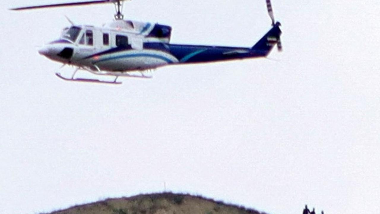 Sebelum jatuh, Helikopter yang membawa Presiden Iran Ebrahim Raisi terlihat lepas landas dengan mulus saat meninggalkan wilayah perbatasan Iran-Azerbaijan, 19 Mei 2024. Foto: Ali Hamed Haghdoust / IRNA / WANA via REUTERS<br>