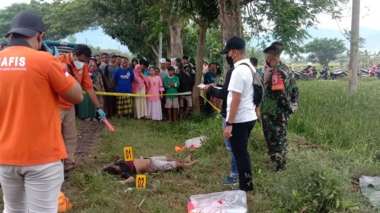 Tim Inavis Polres Situbondo lakukan oah TKP dipenemuan mayat di pinggir jalan Pantura. (Istimewa)