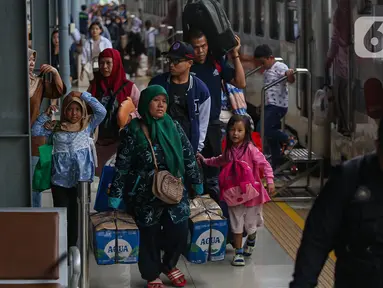 Pengguna Kereta Api Jarak Jauh (KAJJ) Serayu tiba di Stasiun Pasar Senen Jakarta, Sabtu (4/1/2025). (Liputan6.com/Angga Yuniar)