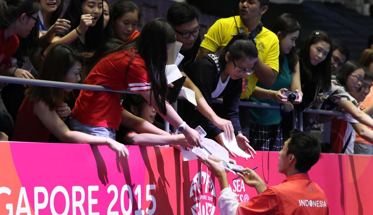 Jonatan Christie menjadi pemain Indonesia yang paling diburu penggemar di Singapore indoor Stadium. (Bola.com/Arief Bagus)