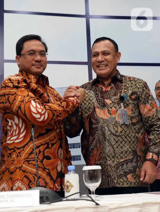 Ketua KPK Firli Bahuri (kanan) bersalaman dengan Ketua BPK Agung Firman Sampurna usai menggelar pertemuan di Gedung BPK, Jakarta, Selasa (7/1/2020). BPK dan KPK menyepakati kerja sama tindak lanjut hasil pemeriksaan yang berindikasi kerugian negara dan unsur pidana. (Liputan6.com/Johan Tallo)