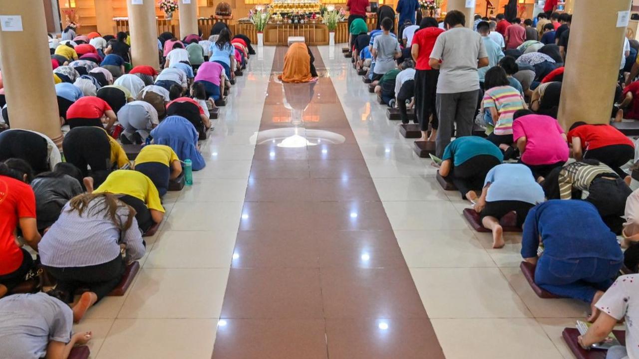 Sejumlah umat Buddha mengikuti ibadah puja bakti memperingati Tri Suci Waisak 2568 Buddhis Era (BE) - 2024 di Vihara Sakyamuni, Banda Aceh, Aceh, Kamis (23/5/2024). Waisak merupakan momen untuk memperingati waisak tiga peristiwa penting, di antaranya kela
