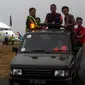 Petugas saat akan mengevakuasi pesawat yang tergelincir di Bandara Adisucipto di Yogyakarta, Jumat (6/11/2015). Tidak ada korban jiwa dalam peristiwa ini. (Boy Harjanto)