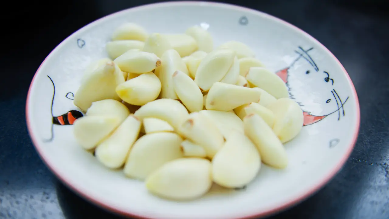 ilustrasi manfaat mengonsumsi bawang putih mentah agar tidak mudah terserang penyakit/Buenosia Carol/pexels