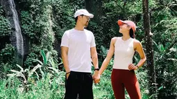 Maudy dan Jesse bergandengan tangan dan saling melempar senyum bahagia. Momen mesra mereka sukses bikin baper netizen, gelar sebagai pasangan yang serasi dan ideal memang pas disandang keduanya. (Instagram/maudyayunda)