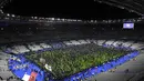 Ribuan Penonton berhamburan di lapangan stadion Stade de France saat menyaksikan pertandingan persahabatan antara Prancis melawan Jerman di Saint-Denis, Paris, (13/11). Serangan bom terjadi di dekat stadion Stade de France Prancis. (AFP PHOTO/FRANCK FIFE)