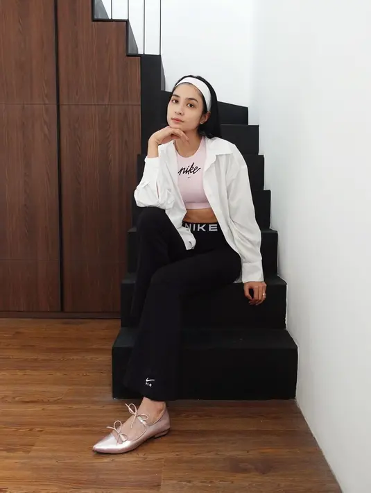 Mikha Tambayong tampil sporty feminin dengan sport bra, legging hitam dan kemeja putih. Flat shoes ballerina bikin OOTD sporty Mikha jadi lebih feminin. [@miktambayong]