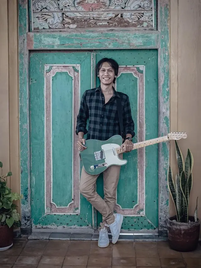 6 Potret Eross Candra Sheila On 7 dan Gitarnya yang Dilelang untuk Donasi Palestina