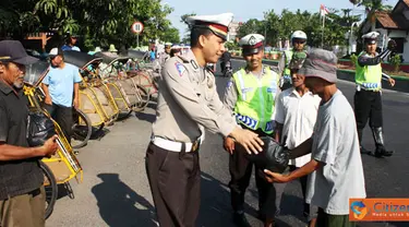 Citizen6, Kendal: Pembagian sembako tesebut merupakan wujud nyata kepedulian Polres kepada warga sekitar selain sebagai syukuran atas HUT Satlantas. (Pengirim: Aryo Widiyanto)
