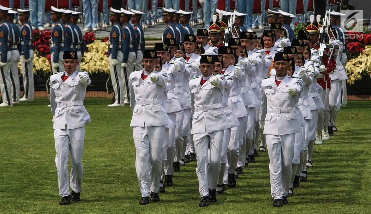 Paskibraka bersama Pasukan Pengamanan Presiden (Paspampres) melaksanakan Upacara Pengibaran Bendera Merah Putih dalam rangkaian Peringatan Detik-detik Proklamasi Kemerdekaan ke-74 RI di Istana Merdeka, Jakarta, Sabtu (17/8/2019). (Liputan6.com/HO/Kentung)