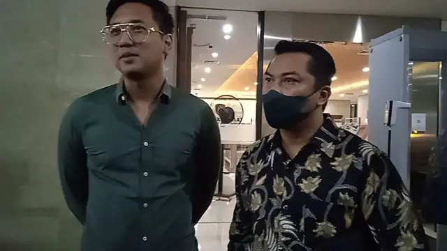 Penyanyi Chris Ryan mendatangi Mabes Polri bersama pengacaranya