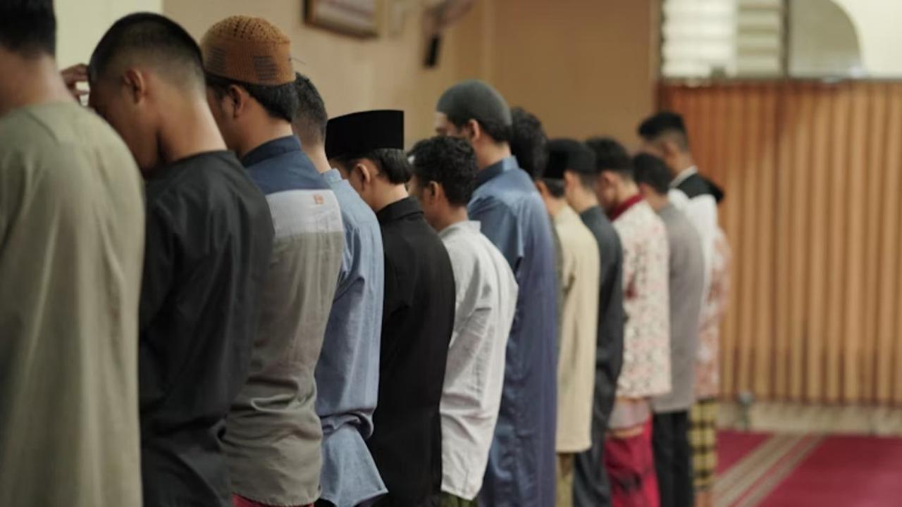 Ilustrasi Beribadah di Masjid