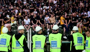 Suporter Juventus menunggu pertandingan dimulai setelah kick-off ditunda karena "keselamatan publik" selama pertandingan Serie A Italia antara Torino dan Juventus FC di Stadion Olimpiade Grande Torino di Turin pada 24 Mei 2026. (MARCO BERTORELLO/AFP)