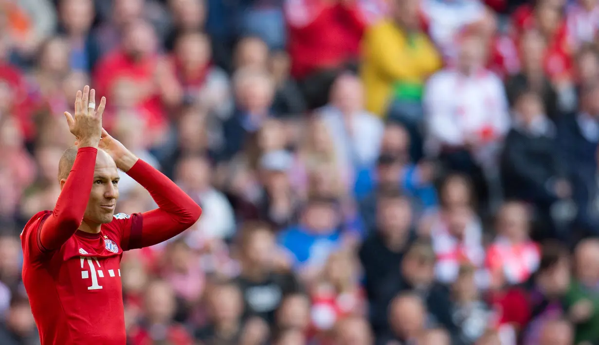 Gelandang Bayern Munchen menyapa para suporter usai menaklukan FC Koln 4-0 pada laga Bundesliga di Stadion Allianz Arena, Jerman, Sabtu (24/10/2015). (EPA/Svena Hoppe)