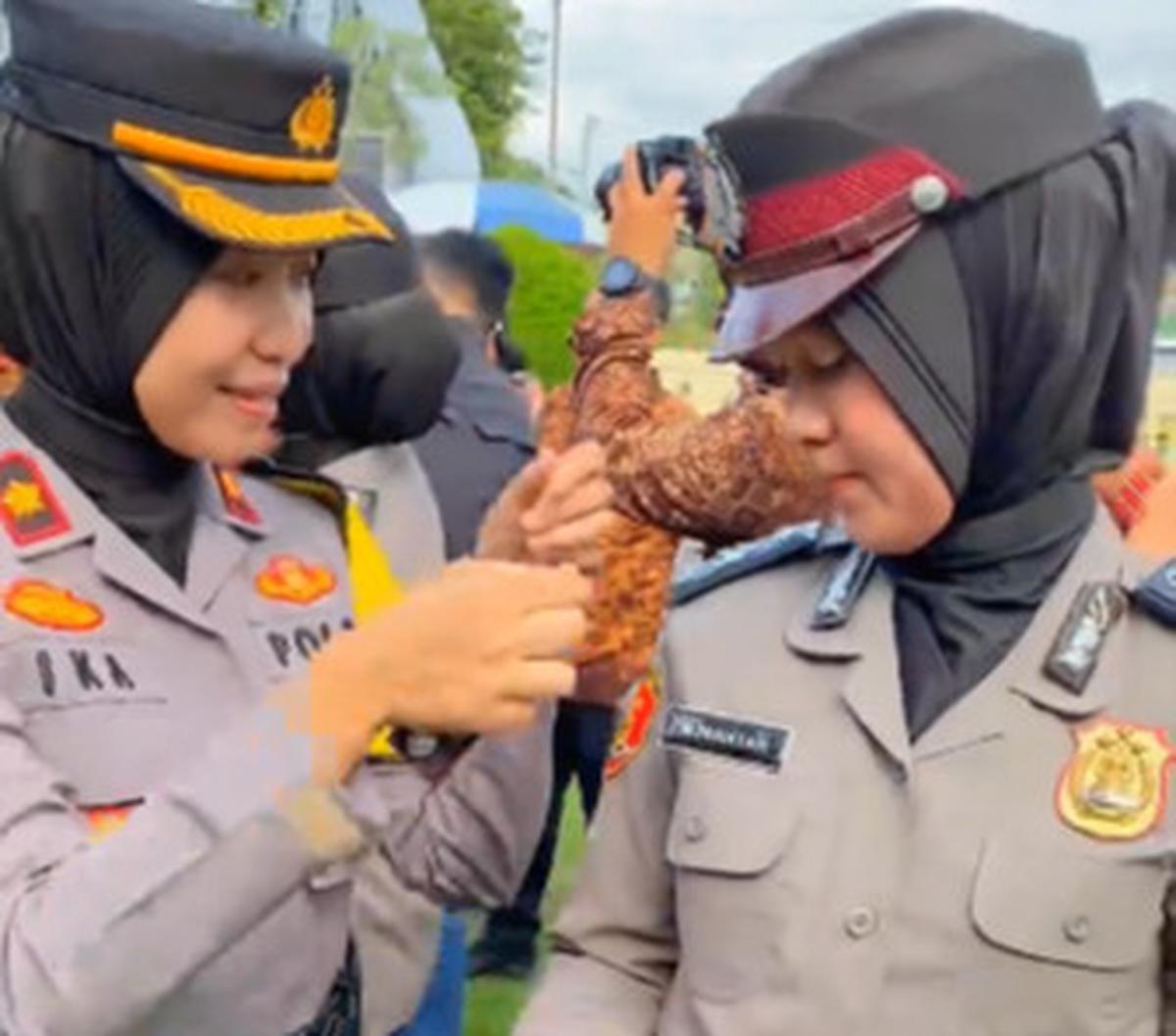 Namun, ada yang menarik perhatian pada momen pemasangan pangkat baru tersebut. Terlihat Kompol Ika Shanti memasangkan pangkat ke anak buahnya. <br>