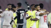 Pemain Uni Emirat Arab (UEA) merayakan kemenangan atas Qatar pada laga AFC U-19 di SUGBK, Jakarta, Kamis (18/10/2018). UEA menang 2-1 atas Qatar. (Bola.com/M Iqbal Ichsan)