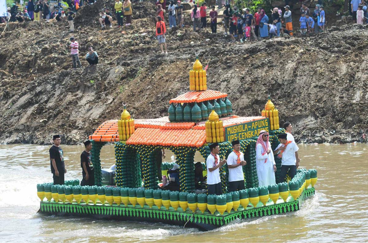 Foto: Seru! Festival Perahu Daur Ulang Hiasi Ciliwung, 43 Perahu Melaju dari Sampah Plastik
