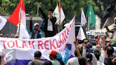  Ratusan nelayan dari pesisir teluk Jakarta melakukan aksi unjuk rasa di depan Istana Merdeka Jakarta, Kamis (21/4/2016). Dalam aksinya, mereka menolak reklamasi teluk Jakarta dan menolak penggusuran pemukiman nelayan. (Liputan6.com/Helmi Fithriansyah)