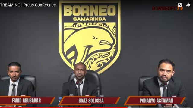 Manajer Borneo FC, Farid Abubakar (kiri), Boaz Solossa, dan COO Borneo FC, Ponaryo Astaman (kanan).