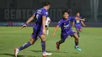 Pemain Persita Tangerang, Rifky Dwi Septiawan, melakukan selebrasi setelah mencetak gol ke gawang RANS Nusantara FC pada pekan ke-20 BRI Liga 1 2023/2024 di Stadion Indomilk Arena, Tangerang, Kamis (23/11/2023). Pendekar Cisadane menang dengan skor 3-0. (Bola.com/M Iqbal Ichsan)