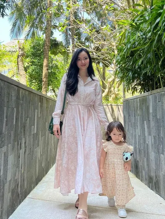 Bisa jadi inspirasi summer looks, kali ini Asmirandah mengenakan floral shirt dress nuansa baby pink, dipadukan dengan sandal warna  pink senada.  (Instagram/asmirandah89).